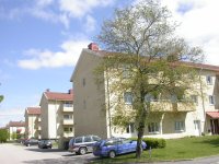 Sida av hus med parkering